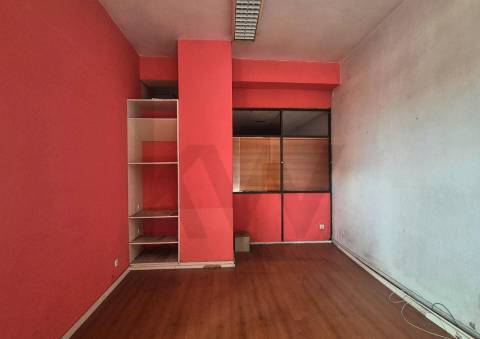 Espaço comercial para conversão em duas frações em Campo 24 de Agosto, Porto