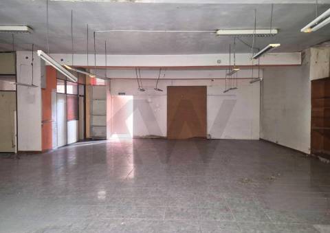 Espaço comercial para conversão em duas frações em Campo 24 de Agosto, Porto