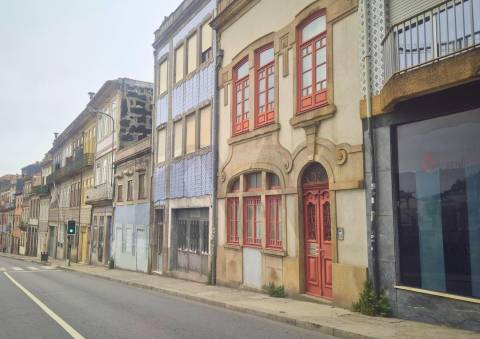 Espaço comercial para conversão em duas frações em Campo 24 de Agosto, Porto