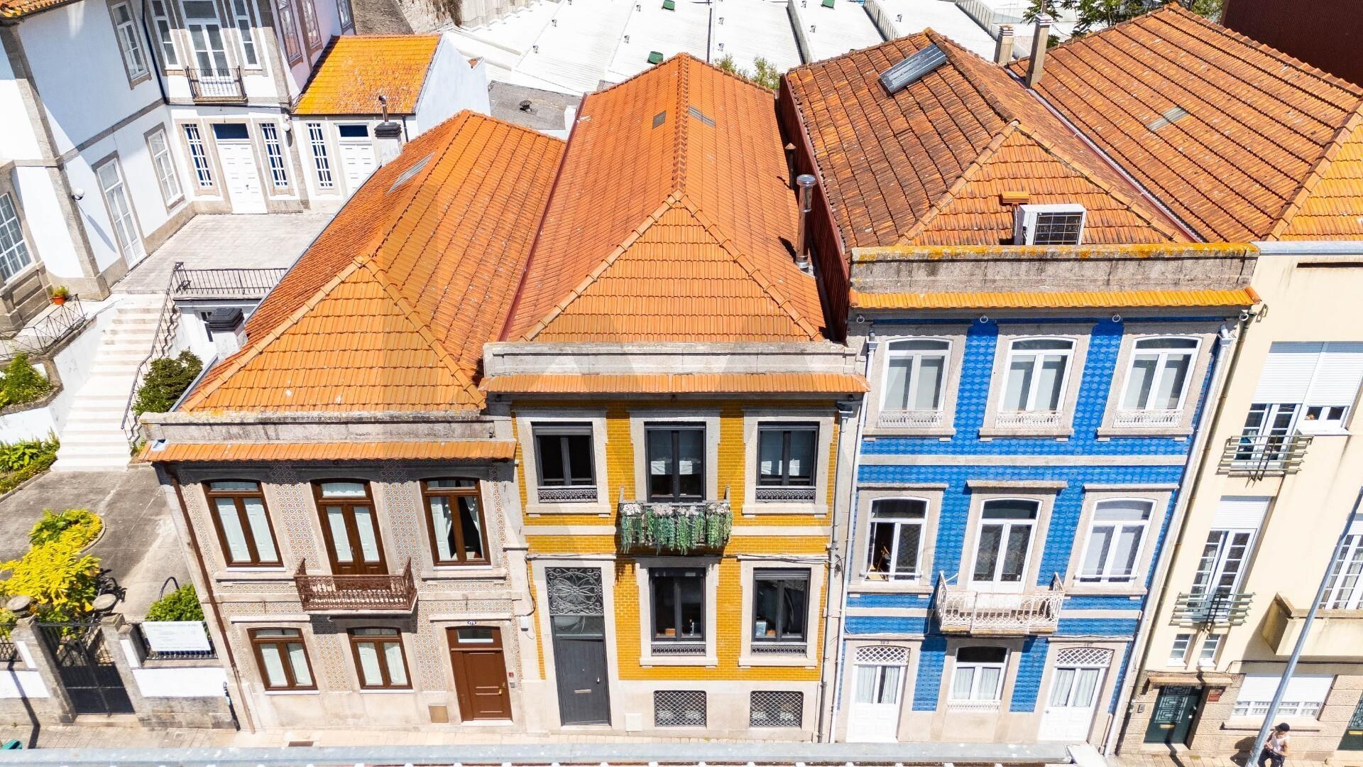 Moradia T3+1 renovada com jardim no Bonfim, Porto 