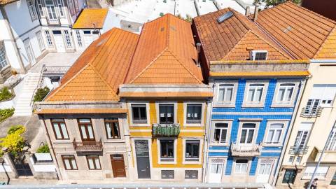Moradia T3+1 renovada com jardim no Bonfim, Porto 