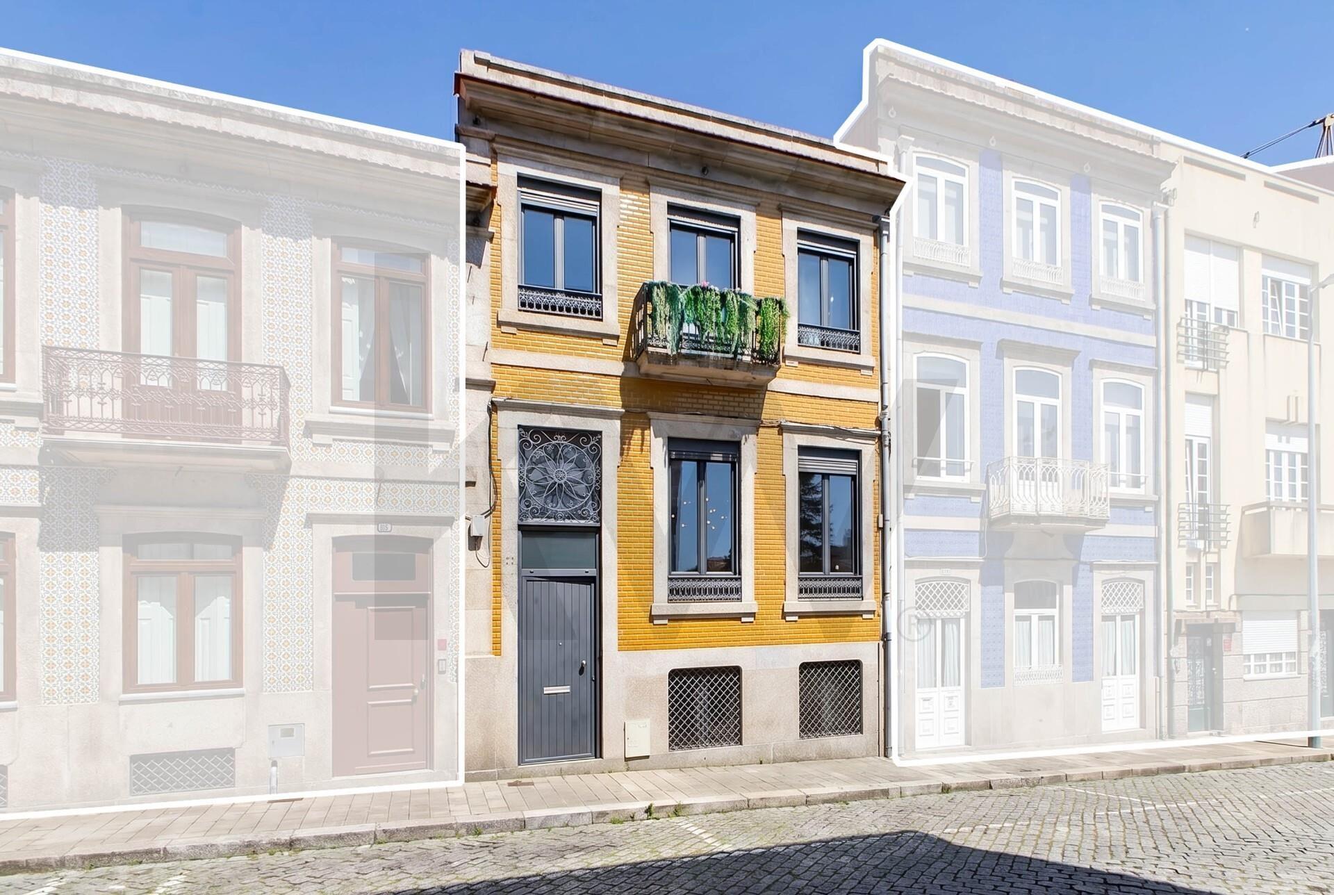 Moradia T3+1 renovada com jardim no Bonfim, Porto 