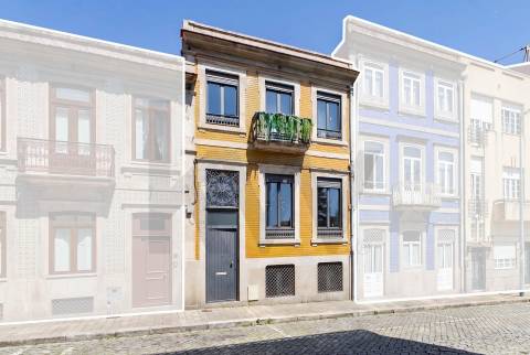 Moradia T3+1 renovada com jardim no Bonfim, Porto 