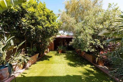 Moradia T3+1 renovada com jardim no Bonfim, Porto 