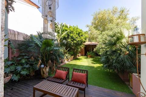 Moradia T3+1 renovada com jardim no Bonfim, Porto 