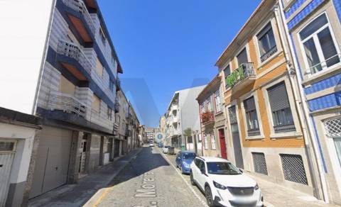 Moradia T3+1 renovada com jardim no Bonfim, Porto 