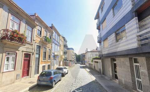 Moradia T3+1 renovada com jardim no Bonfim, Porto 