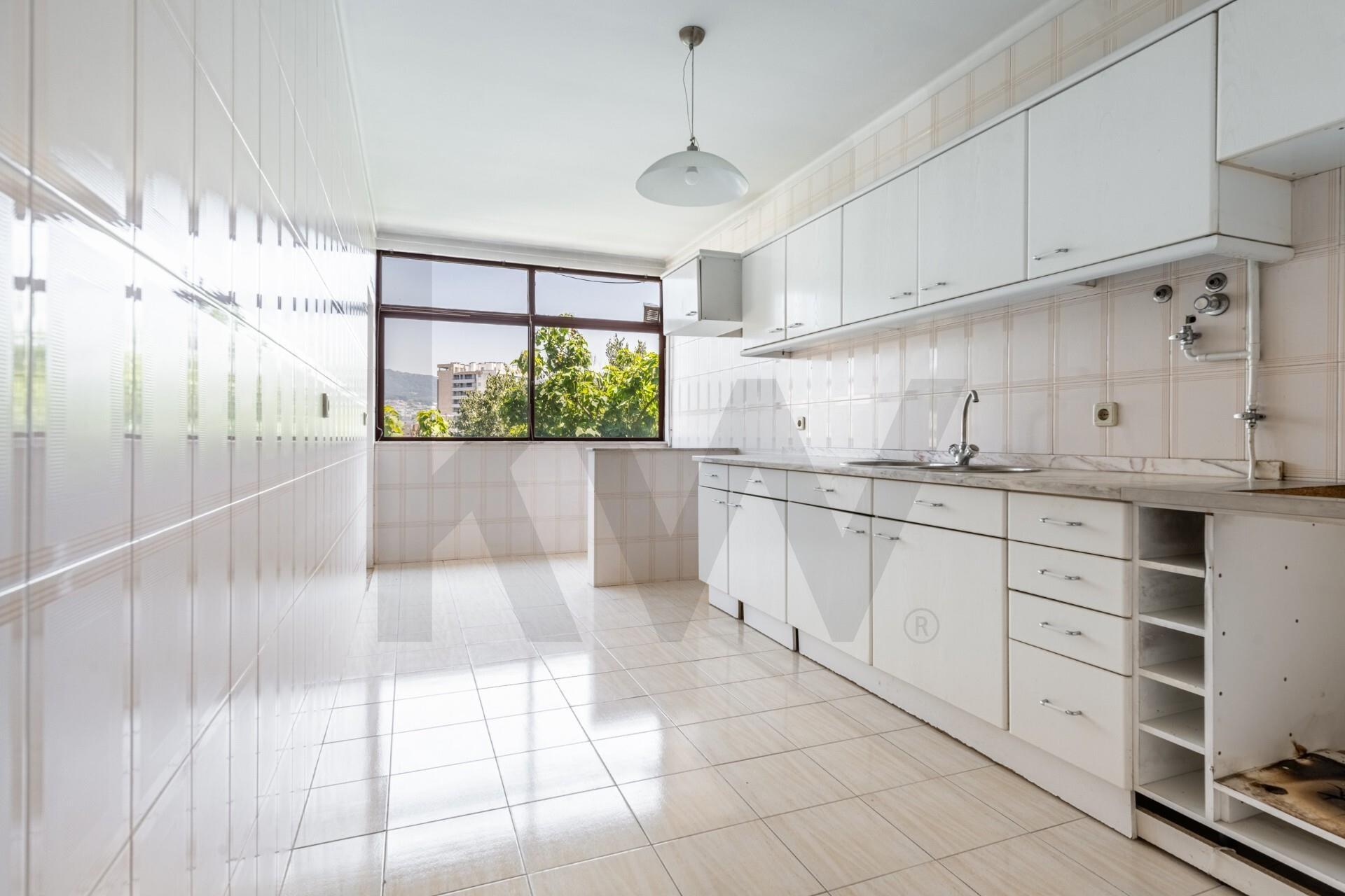 Apartamento T3 com Garagem Fechada e Arrumos em São Vítor, Braga