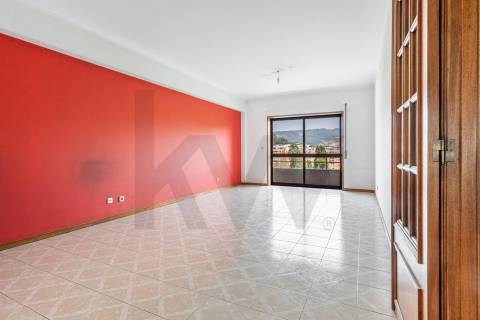 Apartamento T3 com Garagem Fechada e Arrumos em São Vítor, Braga