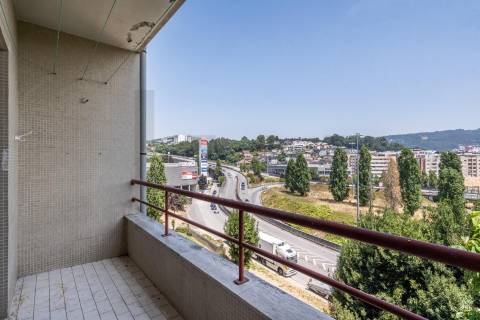 Apartamento T3 com Garagem Fechada e Arrumos em São Vítor, Braga