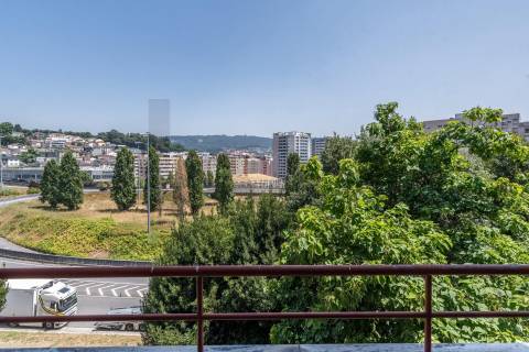 Apartamento T3 com Garagem Fechada e Arrumos em São Vítor, Braga