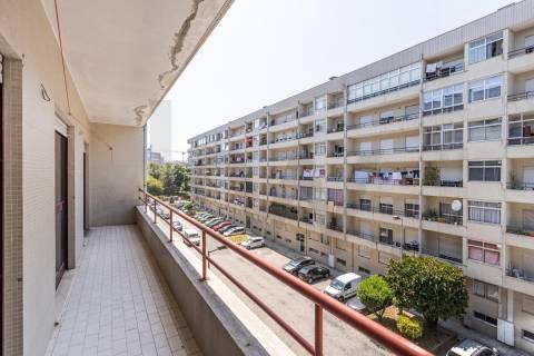 Apartamento T3 com Garagem Fechada e Arrumos em São Vítor, Braga