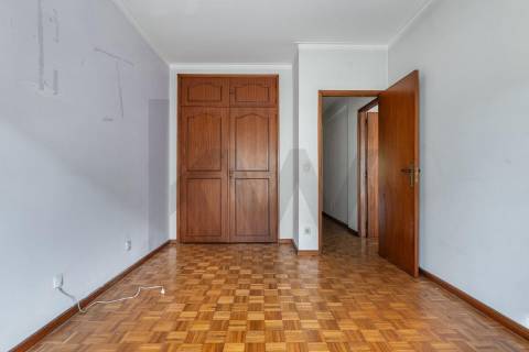 Apartamento T3 com Garagem Fechada e Arrumos em São Vítor, Braga