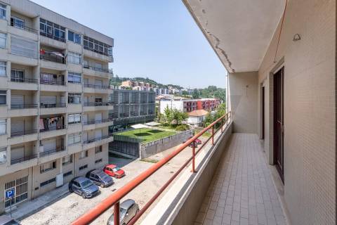 Apartamento T3 com Garagem Fechada e Arrumos em São Vítor, Braga