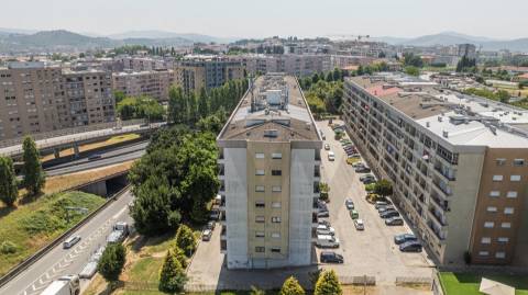 Apartamento T3 com Garagem Fechada e Arrumos em São Vítor, Braga