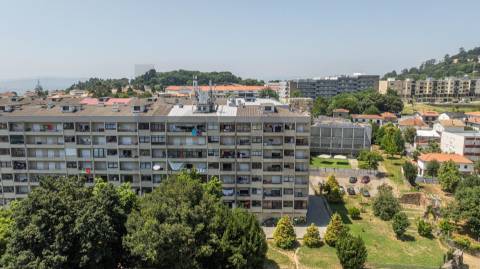 Apartamento T3 com Garagem Fechada e Arrumos em São Vítor, Braga
