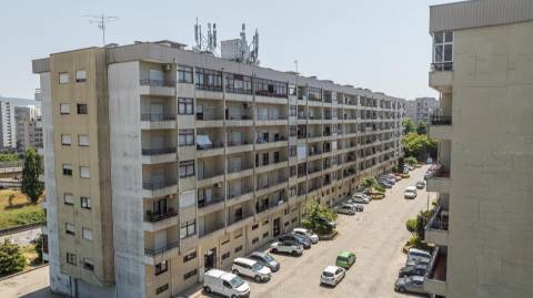 Apartamento T3 com Garagem Fechada e Arrumos em São Vítor, Braga