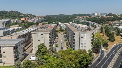 Apartamento T3 com Garagem Fechada e Arrumos em São Vítor, Braga