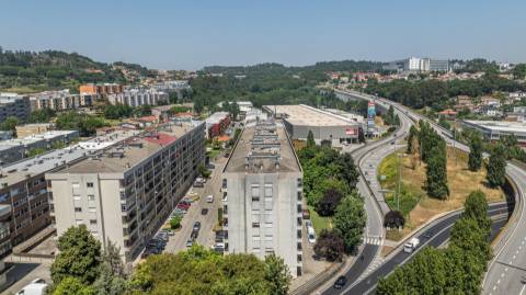 Apartamento T3 com Garagem Fechada e Arrumos em São Vítor, Braga