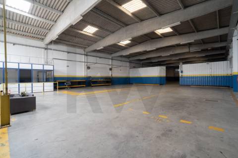 **Armazém com logradouro na Zona Industrial de Serzedo, Vila Nova de Gaia**