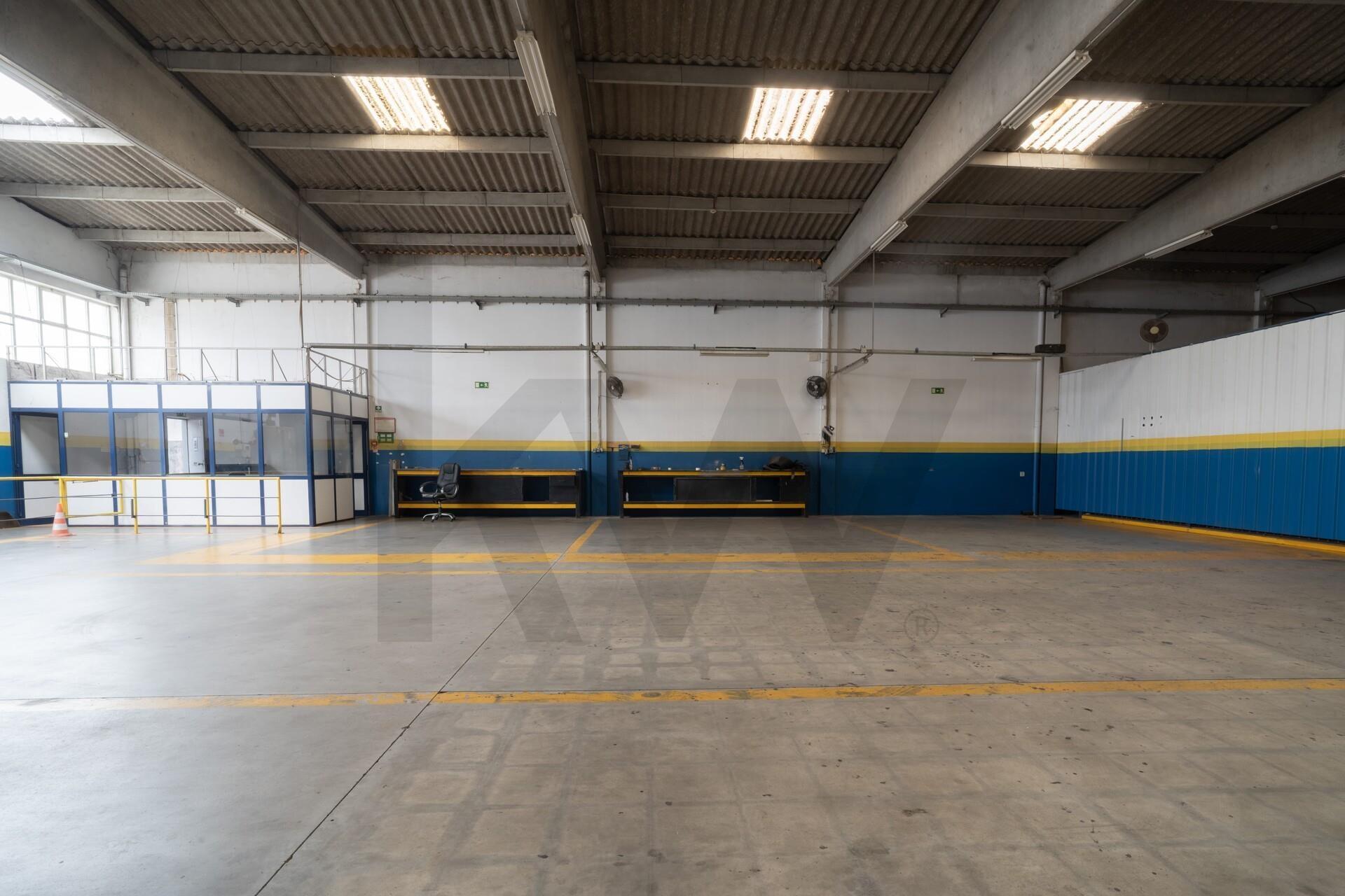 **Armazém com logradouro na Zona Industrial de Serzedo, Vila Nova de Gaia**