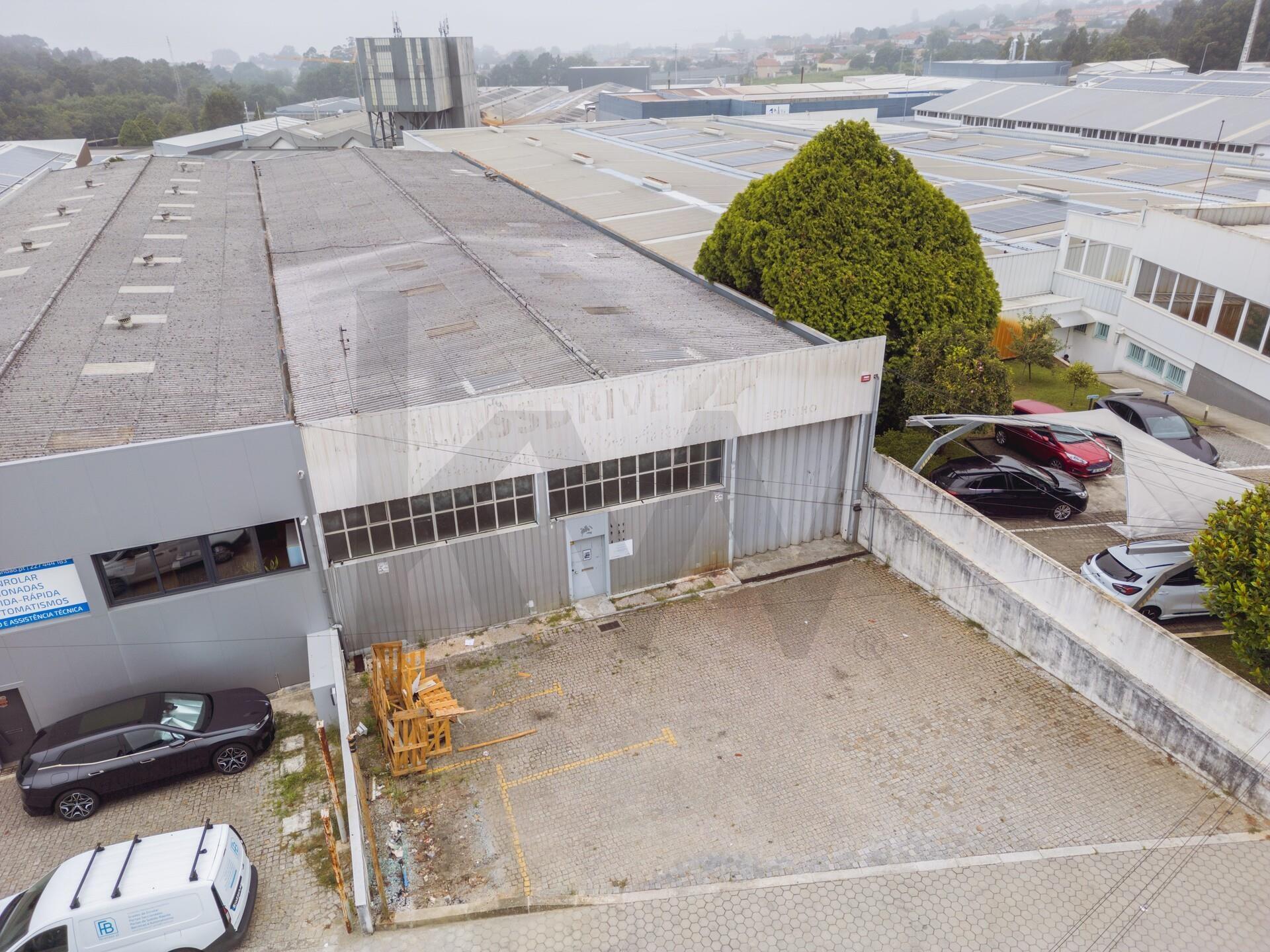 **Armazém com logradouro na Zona Industrial de Serzedo, Vila Nova de Gaia**