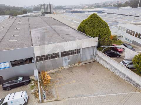 **Armazém com logradouro na Zona Industrial de Serzedo, Vila Nova de Gaia**
