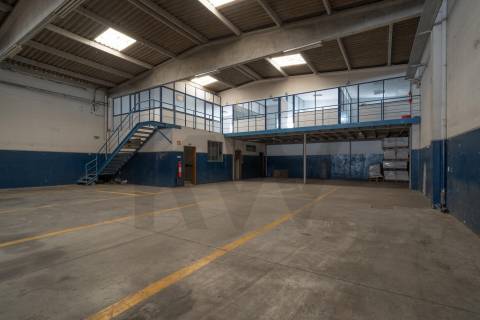 **Armazém com logradouro na Zona Industrial de Serzedo, Vila Nova de Gaia**