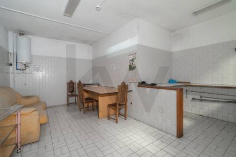 **Armazém com logradouro na Zona Industrial de Serzedo, Vila Nova de Gaia**
