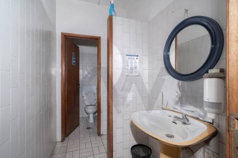 **Armazém com logradouro na Zona Industrial de Serzedo, Vila Nova de Gaia**