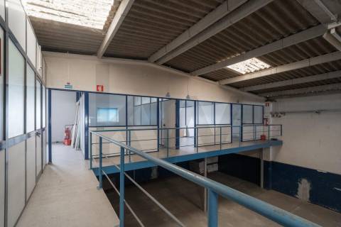 **Armazém com logradouro na Zona Industrial de Serzedo, Vila Nova de Gaia**