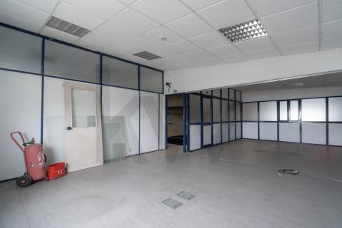 **Armazém com logradouro na Zona Industrial de Serzedo, Vila Nova de Gaia**