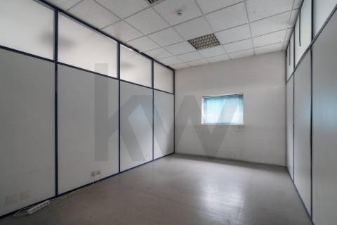 **Armazém com logradouro na Zona Industrial de Serzedo, Vila Nova de Gaia**