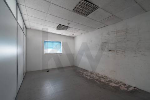**Armazém com logradouro na Zona Industrial de Serzedo, Vila Nova de Gaia**