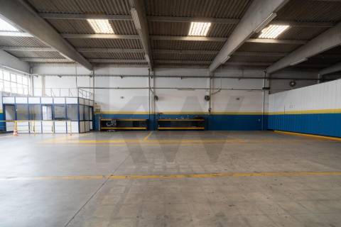 Armazém com logradouro na Zona Industrial de Serzedo, Vila Nova de Gaia
