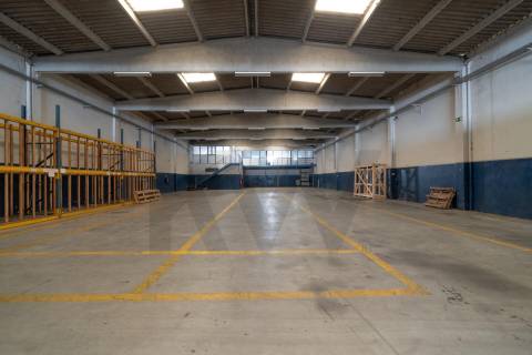 Armazém com logradouro na Zona Industrial de Serzedo, Vila Nova de Gaia
