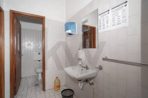 Armazém com logradouro na Zona Industrial de Serzedo, Vila Nova de Gaia