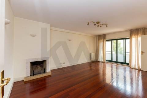 T1 com 80 m², varanda, garagem e arrumos no Pinheiro Manso – Porto