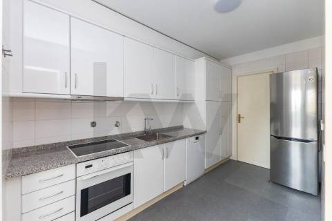 T1 com 80 m², varanda, garagem e arrumos no Pinheiro Manso – Porto