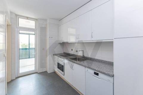 T1 com 80 m², varanda, garagem e arrumos no Pinheiro Manso – Porto