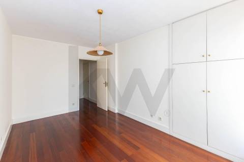T1 com 80 m², varanda, garagem e arrumos no Pinheiro Manso – Porto