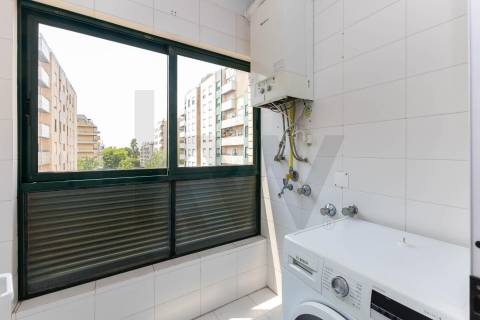 T1 com 80 m², varanda, garagem e arrumos no Pinheiro Manso – Porto
