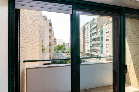T1 com 80 m², varanda, garagem e arrumos no Pinheiro Manso – Porto