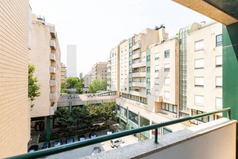 T1 com 80 m², varanda, garagem e arrumos no Pinheiro Manso – Porto