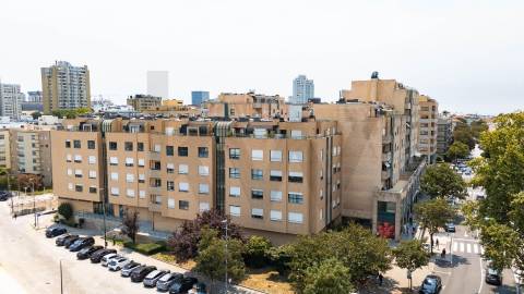 T1 com 80 m², varanda, garagem e arrumos no Pinheiro Manso – Porto