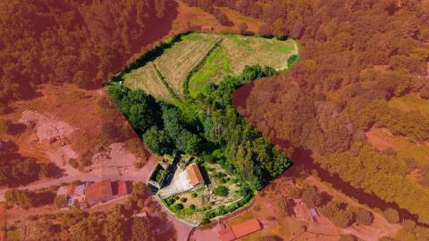 Quinta da Cachada, com 1.6 Hectares, Ruína de 246 m² e Margem de Rio em Cabeceiras de Basto 