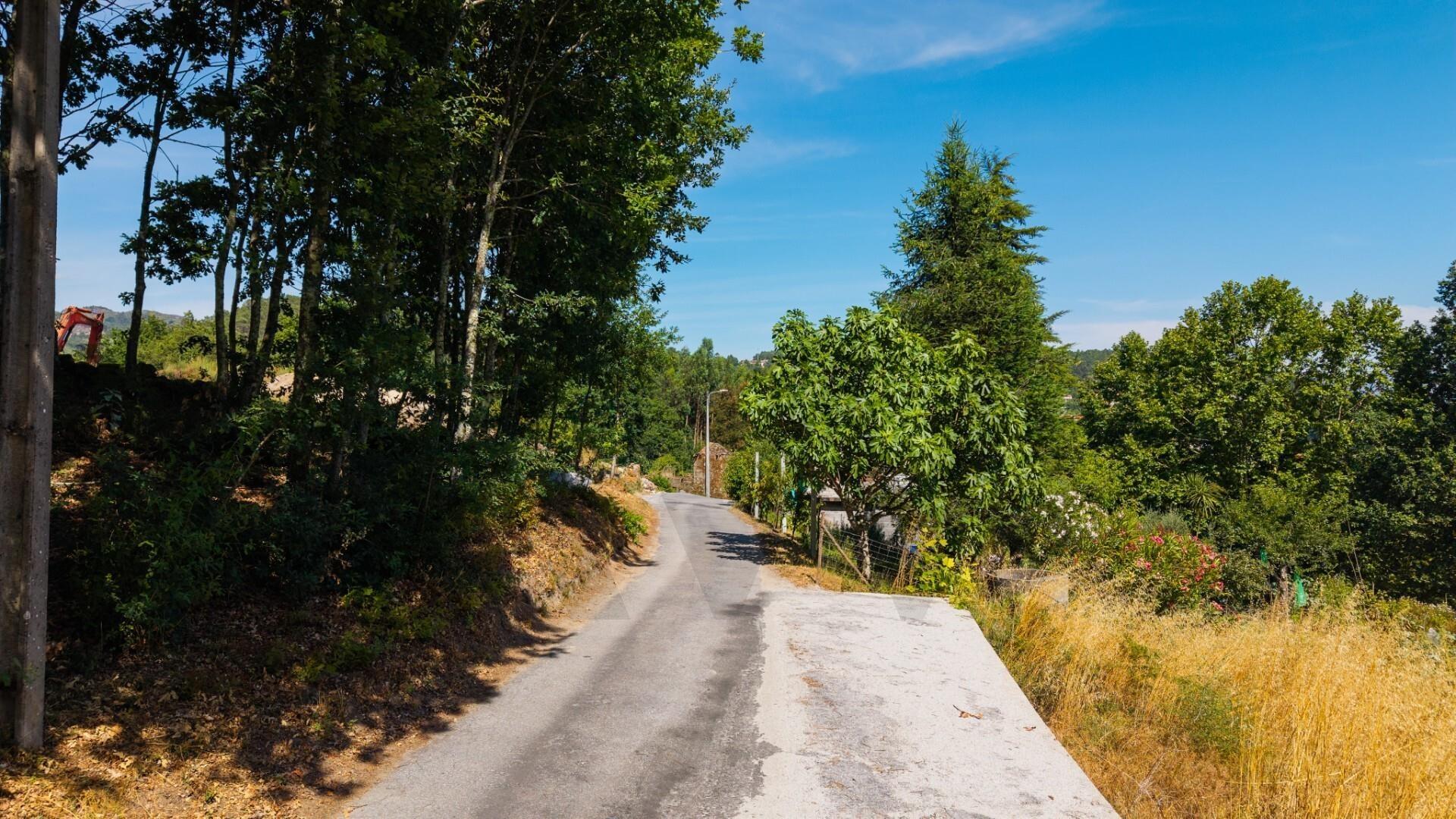 Quinta da Cachada, com 1.6 Hectares, Ruína de 246 m² e Margem de Rio em Cabeceiras de Basto 