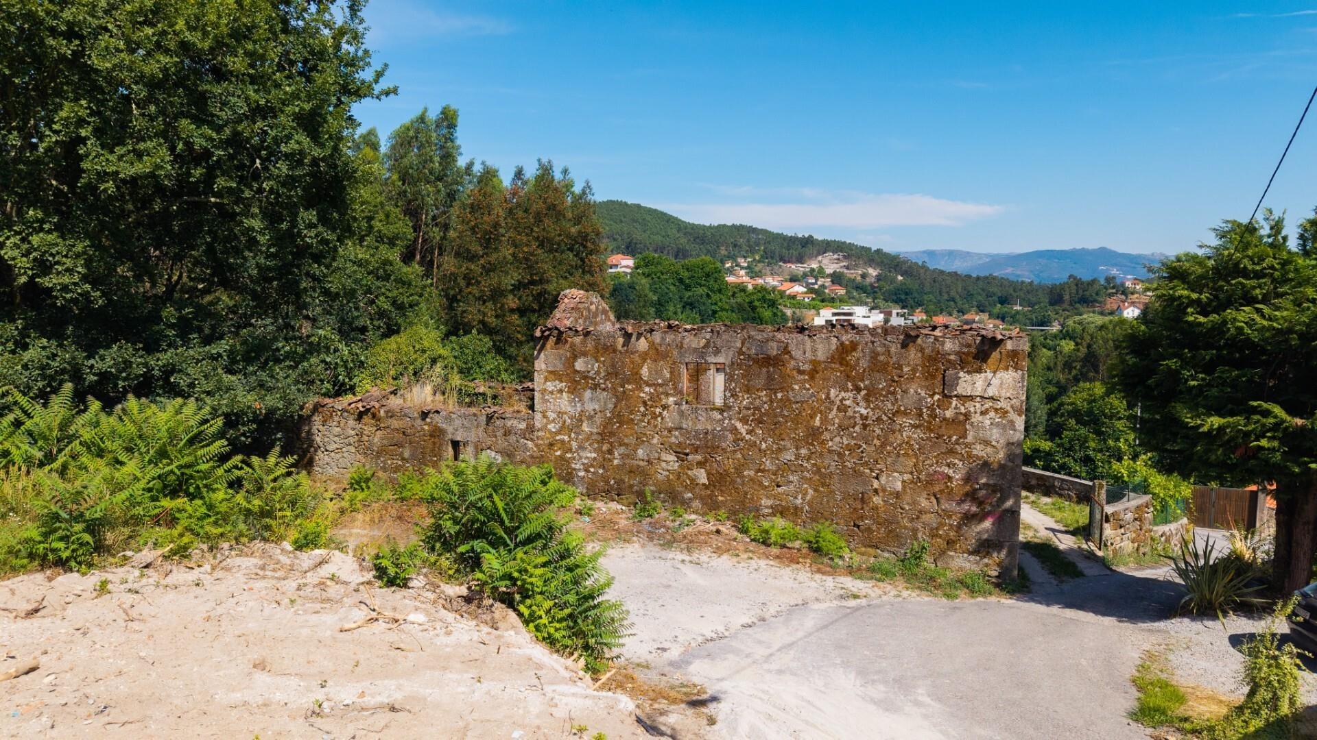 Quinta da Cachada, com 1.6 Hectares, Ruína de 246 m² e Margem de Rio em Cabeceiras de Basto 