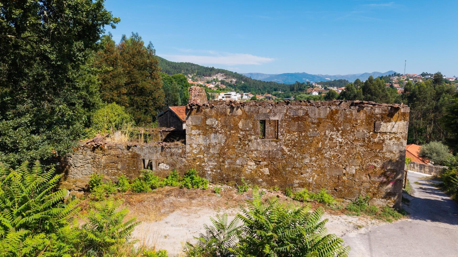 Quinta da Cachada, com 1.6 Hectares, Ruína de 246 m² e Margem de Rio em Cabeceiras de Basto 