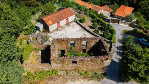 Quinta da Cachada, com 1.6 Hectares, Ruína de 246 m² e Margem de Rio em Cabeceiras de Basto 